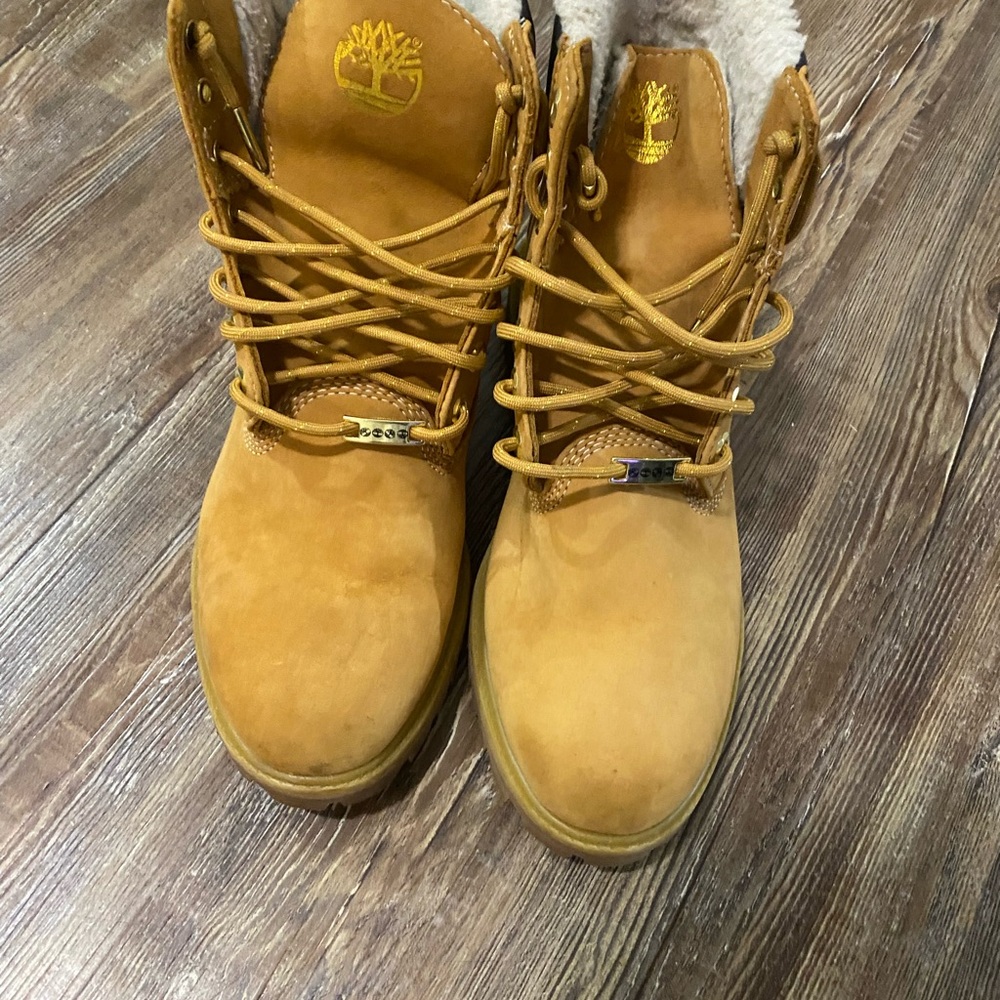 Timberland Classic Tan Lace-Up Boots